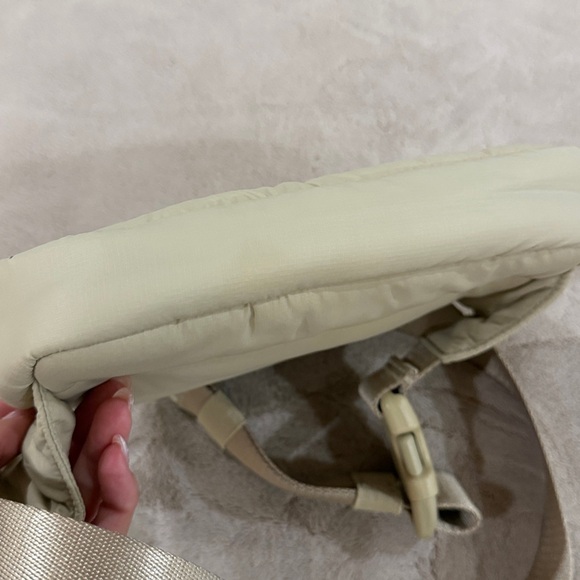 lululemon athletica Everywhere Belt Bag Large 2L *Wunder Puff - Color Trench - Picture 6 of 6
